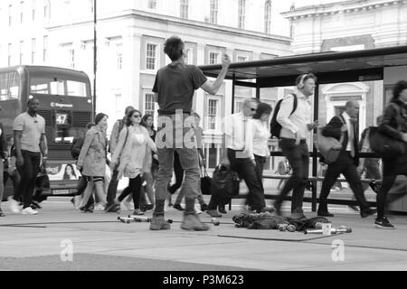 Jongleur de tenter de divertir les navetteurs et les employés de bureau sur le pont de Londres, Londres, Angleterre, Royaume-Uni, PETER GRANT Banque D'Images