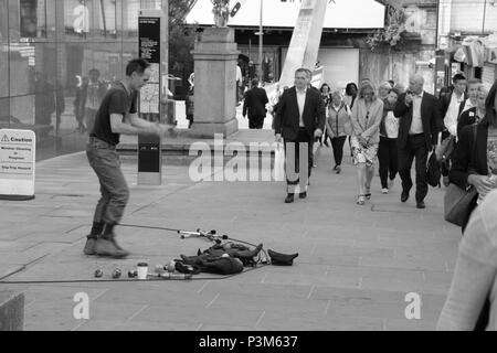 Jongleur de tenter de divertir les navetteurs et les employés de bureau sur le pont de Londres, Londres, Angleterre, Royaume-Uni, PETER GRANT Banque D'Images