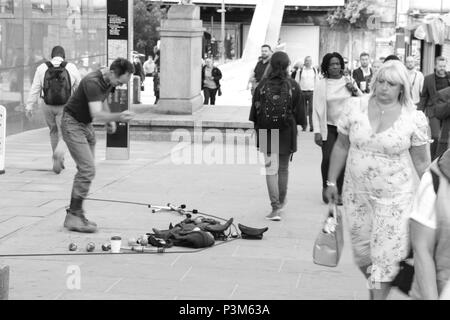 Jongleur de tenter de divertir les navetteurs et les employés de bureau sur le pont de Londres, Londres, Angleterre, Royaume-Uni, PETER GRANT Banque D'Images