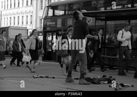 Jongleur de tenter de divertir les navetteurs et les employés de bureau sur le pont de Londres, Londres, Angleterre, Royaume-Uni, PETER GRANT Banque D'Images