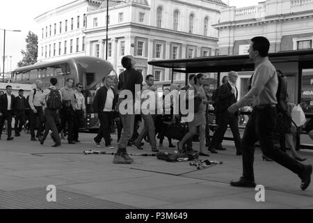 Jongleur de tenter de divertir les navetteurs et les employés de bureau sur le pont de Londres, Londres, Angleterre, Royaume-Uni, PETER GRANT Banque D'Images