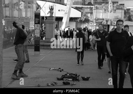 Jongleur de tenter de divertir les navetteurs et les employés de bureau sur le pont de Londres, Londres, Angleterre, Royaume-Uni, PETER GRANT Banque D'Images