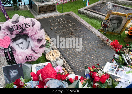 La tombe d'Elvis Presley, entouré de fleurs et d'hommages à l'occasion du 40e anniversaire de sa mort, à son domicile, de Graceland, à Memphis, Tennessee. Banque D'Images