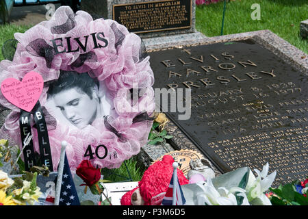 La tombe d'Elvis Presley, entouré de fleurs et d'hommages à l'occasion du 40e anniversaire de sa mort, à son domicile, de Graceland, à Memphis, Tennessee. Banque D'Images