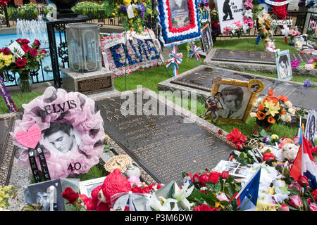 La tombe d'Elvis Presley, entouré de fleurs et d'hommages à l'occasion du 40e anniversaire de sa mort, à son domicile, de Graceland, à Memphis, Tennessee. Banque D'Images