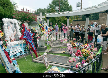 La tombe d'Elvis Presley, entouré de fleurs et d'hommages à l'occasion du 40e anniversaire de sa mort, à son domicile, de Graceland, à Memphis, Tennessee. Banque D'Images