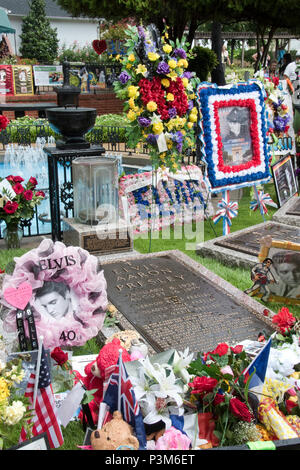 La tombe d'Elvis Presley, entouré de fleurs et d'hommages à l'occasion du 40e anniversaire de sa mort, à son domicile, de Graceland, à Memphis, Tennessee. Banque D'Images