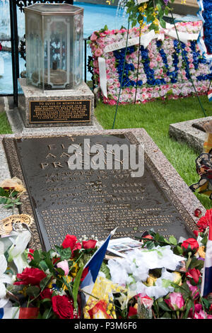 La tombe d'Elvis Presley, entouré de fleurs et d'hommages à l'occasion du 40e anniversaire de sa mort, à son domicile, de Graceland, à Memphis, Tennessee. Banque D'Images