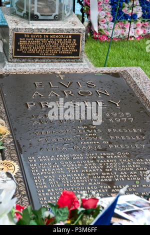 La tombe d'Elvis Presley, entouré de fleurs et d'hommages à l'occasion du 40e anniversaire de sa mort, à son domicile, de Graceland, à Memphis, Tennessee. Banque D'Images