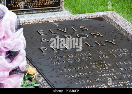 La tombe d'Elvis Presley, entouré de fleurs et d'hommages à l'occasion du 40e anniversaire de sa mort, à son domicile, de Graceland, à Memphis, Tennessee. Banque D'Images