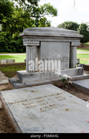 Tombe de l'auteur, Prix Nobel, William Faulkner, à l'Oxford Memorial Cemetery, Oxford, Mississippi. Banque D'Images