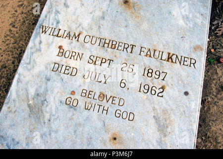 Tombe de l'auteur, Prix Nobel, William Faulkner, à l'Oxford Memorial Cemetery, Oxford, Mississippi. Banque D'Images