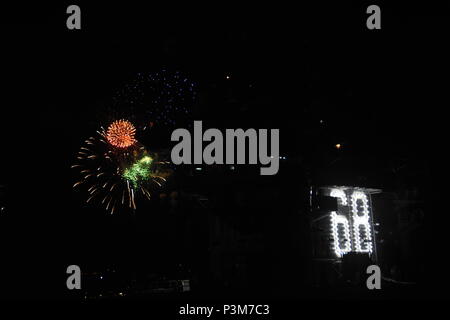 NAVAL BASE KITSAP-Bremerton, dans (le 4 juillet 2016) au cours de l'explosion d'Artifice Puget Sound dans la célébration de l'Independence Day. USS Nimitz (CVN 68) fait actuellement l'objet d'une extension de la disponibilité de l'entretien planifié des chantier naval de Puget Sound et de l'Installation de maintenance intermédiaire où le navire reçoit une maintenance planifiée et mises à niveau. (U.S. Photo par marine Spécialiste de la communication de masse 2e classe Mark Brison/libérés) Banque D'Images