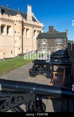 Batterie de canons le long du mur du château de Stirling, Stirling, Angleterre Banque D'Images