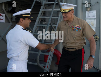 SAN DIEGO (5 juillet 2016) Marine mexicaine Cmdr. Jose Antonio Cruz Barbosa, commandant de la marine mexicaine landing ship tank ARM Usumacinta (A-412), à gauche, se félicite à bord de Brig. Le général David Coffman, commandant général adjoint, je Marine Expeditionary Force, commandant général de la première force expéditionnaire des marines Brigade, lors d'une réception dans la partie de la Californie du sud de Rim of the Pacific (RIMPAC) exercice 2016. Vingt-six nations, plus de 40 navires et sous-marins, plus de 200 avions et 25 000 personnes participent à l'EXERCICE RIMPAC du 30 juin au 4 août, dans et autour de l'Hawaiian est Banque D'Images