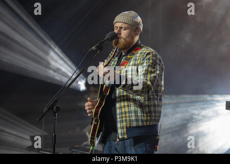 L'auteur-compositeur écossais Tom Walker se produisant au plus grand week-end à Singleton park, Swansea, le 5 mai 2018, le Pays de Galles.© Jason Richardson Banque D'Images