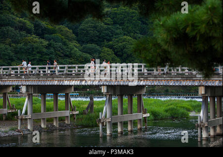 Pont Togetsu et Katsura rivière à Arashiyama sagano,salon,Kyoto. L'aéroport du Kansai au Japon. Banque D'Images