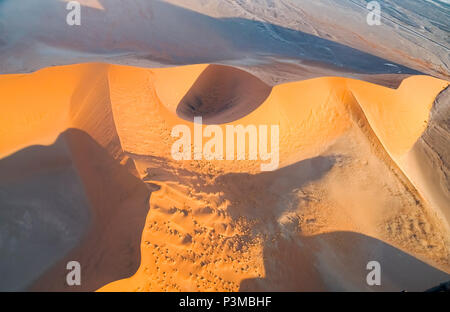 Paysage de l'antenne de l'vol en hélicoptère au-dessus des dunes et la Namibie Sossusvlei environnants. Banque D'Images
