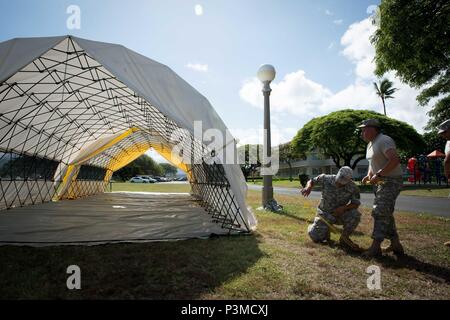 160712-N-TR773-006 FORD ISLAND, Hawaii (12 juillet 2016) Des soldats de l'Armée américaine affecté à 445e Bataillon des affaires civiles d'une catastrophe d'installation installation mise en scène aero (DASF) pour le Rim of the Pacific 2016. Vingt-six nations, plus de 40 navires et sous-marins, plus de 200 avions, et 25 000 hommes participent à l'EXERCICE RIMPAC du 30 juin au 4 août, dans et autour des îles Hawaï et la Californie du Sud. Le plus grand exercice maritime international RIMPAC, offre une formation unique qui aide les participants à favoriser et soutenir les relations de coopération qui sont essentiels à l'ensu Banque D'Images