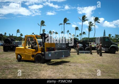 160712-N-TR773-097 FORD ISLAND, Hawaii (12 juillet 2016) Les marins de la Marine affecté la manutention du fret bataillon (NCHB) 8 et 10 NCHB décharger l'équipement et du matériel à installer un hôpital de campagne pour le Rim of the Pacific 2016. Vingt-six nations, plus de 40 navires et sous-marins, plus de 200 avions, et 25 000 hommes participent à l'EXERCICE RIMPAC du 30 juin au 4 août, dans et autour des îles Hawaï et la Californie du Sud. Le plus grand exercice maritime international RIMPAC, offre une formation unique qui aide les participants à favoriser et soutenir les relations de coopération qui ar Banque D'Images