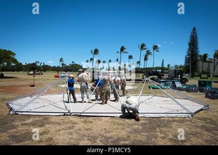 160712-N-TR773-157 FORD ISLAND, Hawaii (12 juillet 2016) Des soldats de l'Armée américaine affecté à 445e Bataillon des affaires civiles La configuration d'un hôpital de campagne pour le Rim of the Pacific 2016. Vingt-six nations, plus de 40 navires et sous-marins, plus de 200 avions, et 25 000 hommes participent à l'EXERCICE RIMPAC du 30 juin au 4 août, dans et autour des îles Hawaï et la Californie du Sud. Le plus grand exercice maritime international RIMPAC, offre une formation unique qui aide les participants à favoriser et soutenir les relations de coopération qui sont essentiels à la sécurité des Banque D'Images