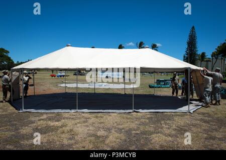 160712-N-TR773-204 FORD ISLAND, Hawaii (12 juillet 2016) Des soldats de l'Armée américaine affecté à 445e Bataillon des affaires civiles La configuration d'un hôpital de campagne pour le Rim of the Pacific 2016. Vingt-six nations, plus de 40 navires et sous-marins, plus de 200 avions, et 25 000 hommes participent à l'EXERCICE RIMPAC du 30 juin au 4 août, dans et autour des îles Hawaï et la Californie du Sud. Le plus grand exercice maritime international RIMPAC, offre une formation unique qui aide les participants à favoriser et soutenir les relations de coopération qui sont essentiels à la sécurité des Banque D'Images