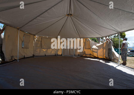 160712-N-TR773-247 FORD ISLAND, Hawaii (12 juillet 2016) Des soldats de l'Armée américaine affecté à 445e Bataillon des affaires civiles La configuration d'un hôpital de campagne pour le Rim of the Pacific 2016. Vingt-six nations, plus de 40 navires et sous-marins, plus de 200 avions, et 25 000 hommes participent à l'EXERCICE RIMPAC du 30 juin au 4 août, dans et autour des îles Hawaï et la Californie du Sud. Le plus grand exercice maritime international RIMPAC, offre une formation unique qui aide les participants à favoriser et soutenir les relations de coopération qui sont essentiels à la sécurité des Banque D'Images