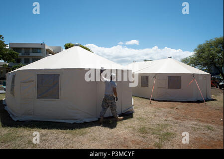 160712-N-TR773-258 FORD ISLAND, Hawaii (12 juillet 2016) Des soldats de l'Armée américaine affecté à 445e Bataillon des affaires civiles La configuration d'un hôpital de campagne pour le Rim of the Pacific 2016. Vingt-six nations, plus de 40 navires et sous-marins, plus de 200 avions, et 25 000 hommes participent à l'EXERCICE RIMPAC du 30 juin au 4 août, dans et autour des îles Hawaï et la Californie du Sud. Le plus grand exercice maritime international RIMPAC, offre une formation unique qui aide les participants à favoriser et soutenir les relations de coopération qui sont essentiels à la sécurité des Banque D'Images