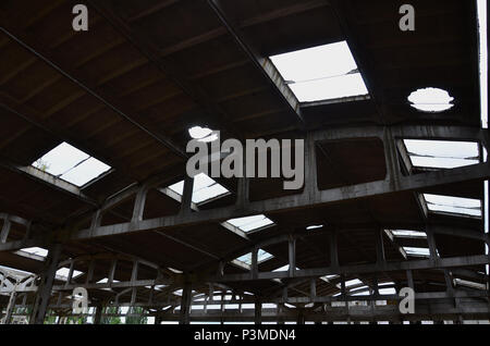 Image d'un paysage industriel abandonné hangar avec un toit endommagé. Photo sur grand angle Banque D'Images