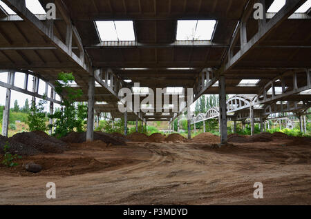 Image d'un paysage industriel abandonné hangar avec un toit endommagé. Photo sur grand angle Banque D'Images