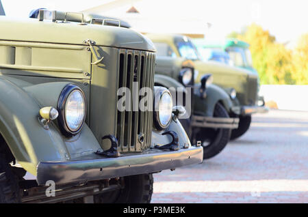 Photo des cabines de trois véhicules hors-route depuis l'époque de l'Union soviétique. Vue latérale des voitures militaires à partir de la roue avant Banque D'Images