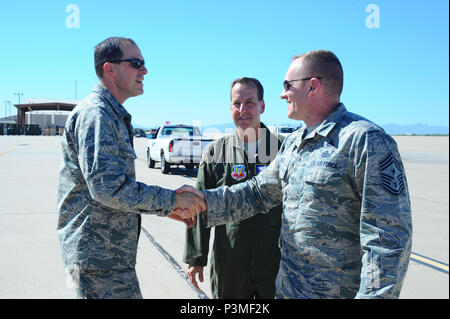 U.S. Air Force Colonel James Meger, 355e Escadre de chasse accueille maître chef commandant Sgt. Jason France, chef du commandement Le commandement du matériel de l'Armée de l'air, à la base aérienne Davis-Monthan Air Force Base, en Arizona, le 12 juillet 2016. L'AFMC emploie quelque 80 000 personnes et gère 60 milliards de dollars par année. (U.S. Air Force photo par un membre de la 1re classe Mya M. Crosby/libérés) Banque D'Images