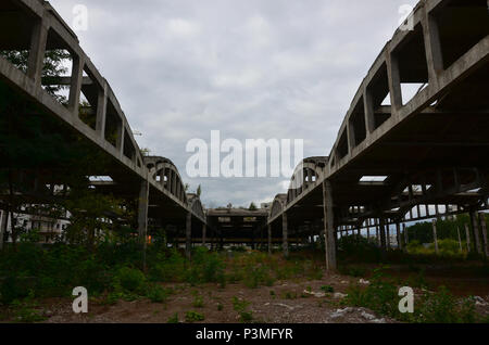 Image d'un paysage industriel abandonné hangar avec un toit endommagé. Photo sur grand angle Banque D'Images