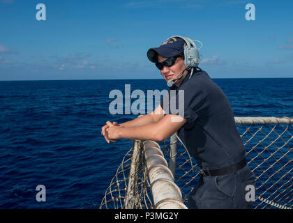 Océan Pacifique (Juillet 13, 2016) - Maître de Manœuvre 2e classe Bailey Hall, de Whitney, Texas, se trouve l'affût arrière regarder à bord du destroyer lance-missiles USS William P. Lawrence (DDG 110). 'Nous allons avoir beaucoup de quarts de vol au cours de l'EXERCICE RIMPAC, a dit Hall. 'J'espère que nous arriverons à travailler avec d'autres pays. C'est toujours très intéressant pour moi." Vingt-six nations, plus de 40 navires et sous-marins, plus de 200 avions et 25 000 personnes participent à l'exercice du 30 juin au 4 août, dans et autour des îles Hawaï et la Californie du Sud. Banque D'Images