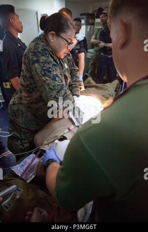 Océan Pacifique (Juillet 13, 2016) - Hôpital Corpsman 2e classe Cassandra Santos effectue RCP sur une victime simulée. Les marins participent à bord du Pacifique 2016, un exercice militaire multinationale, du 29 juin au 4 août dans et autour des îles hawaïennes. Le personnel médical de la Marine attaché à la Marine Corps font partie d'une brigade MEF III a rejoint avec un escadron amphibie pour former une équipe capable de Navy-Marine Corps amphibie de toute mission. Santos originaire de San Diego en Californie, et est un hôpital Corpsman avec 3 bataillon logistique de combat 3. Banque D'Images