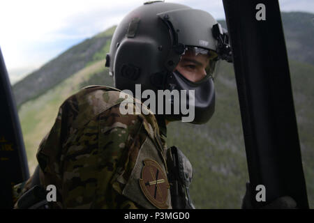 Tech. Le Sgt. Travis Kidwell, 40e Escadron d'hélicoptères UH-1N Iriquois ingénieur de vol, approche des appels aux pilotes qu'ils descendent dans la zone d'atterrissage le 6 juillet 2016, près de Malmstrom Air Force Base, au Montana, les ingénieurs de vol les pilotes à l'aide d'un guide pendant que le compte à rebours à l'extérieur pour assurer le rotors principal et de queue sont exempts de tout obstacle. (U.S. Air Force photo/Le s.. Delia Marchick) Banque D'Images
