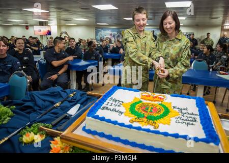 160712-N-CV785-043 Mer de Chine du Sud (12 juillet 2016) Infirmier de l'armée australienne Pvt. Sophie Forrest (à gauche) et réserviste de l'armée australienne cardiologue, le Major Kelly Stanton (droite) couper la Royal Australian Army Medical Corps 114e anniversaire gâteau sur les ponts de mess à bord de navire-hôpital USNS Mercy (T-AH 19) au cours de Pacific Partnership 2016. La Miséricorde, qui est déployée à l'appui du Partenariat du Pacifique 2016, est en route vers sa troisième mission arrêter à Da nang, Vietnam. A l'arrivée, les nations partenaires travailleront côte à côte avec des militaires locaux et des organisations non gouvernementales de collaboration en matière d'engagements de santé, com Banque D'Images