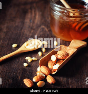 Charlotte aux pommes et noix. Préparation de la cuisson d'apple avec les noix et le miel. Produits de boulangerie dessert de pommes et noix au miel sur une table en bois Banque D'Images