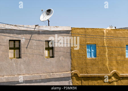 Maisons nubiennes peintes de couleurs vives, avec TV parabolique, dans le village sur l'île Eléphantine à Assouan, Egypte. Banque D'Images