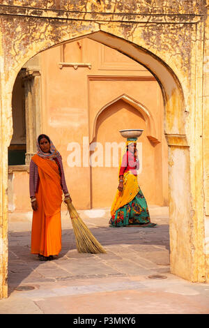 Les femmes travaillant dans la quatrième cour du Fort Amber, Rajasthan, Inde. Fort Amber est la principale attraction touristique dans la région de Jaipur. Banque D'Images