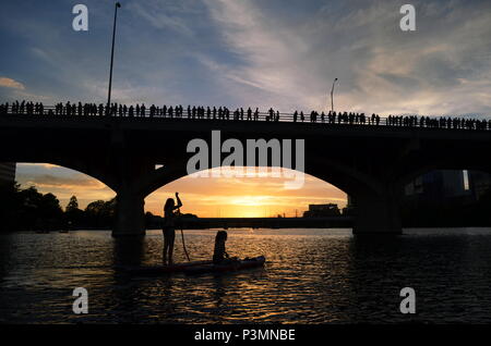 Deux filles paddle dans la soirée pour regarder la le Congrès ave les chauves-souris sortent sur le lac Coccinelle à Austin, Texas. Banque D'Images
