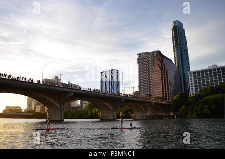 Deux filles paddle dans la soirée pour regarder la le Congrès ave les chauves-souris sortent sur le lac Coccinelle à Austin, Texas. Banque D'Images
