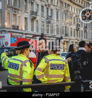 Londres, UK - Novembre 2017. Deux agents de police en patrouille et d'aider les gens à Oxford Circus pendant la période de Noël. Format carré. Banque D'Images