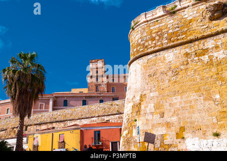 Italie Sardaigne Cagliari Castello ( casteddu District ) Porte de deux Lions ( porta dei Due Leoni ) bastion et Boyl palace, Banque D'Images