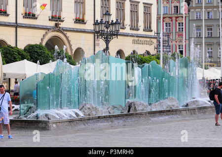 Wroclaw, Pologne, l'Europe. Fontaine de verre sur la place principale de la ville. Vieille ville. Breslau. Juin 2018 Banque D'Images