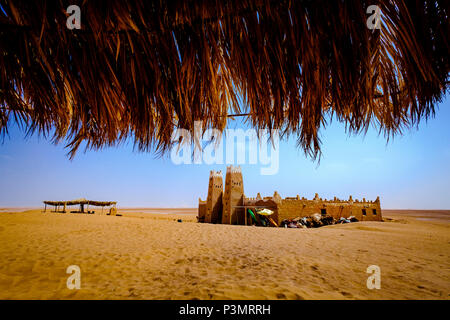 Cafe du lac IRIKI dans le Sahara Marocain, Maroc, Territoire Souss-Massa Banque D'Images