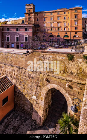 Italie Sardaigne Cagliari Castello ( casteddu Boyl District ) et palais de deux Lions Gate ( Porta dei Due Leoni ) Banque D'Images