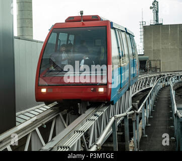 Le Air-Link Sky-Rail) automatisé (personnes-mover arrivant à la gare de Birmingham International après son 90 deuxième voyage de l'Aéroport International Banque D'Images