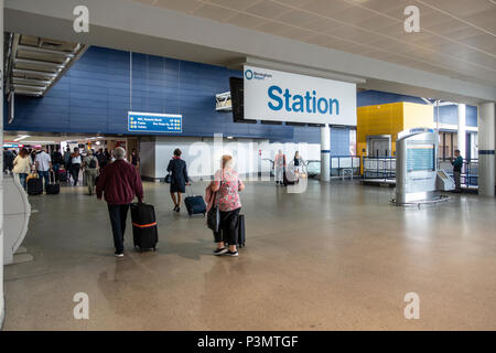 Les passagers arrivant à la gare internationale de Birmingham à partir de la liaison aérienne de l'aéroport. Un effet de flou dans certaines des personnes. Banque D'Images