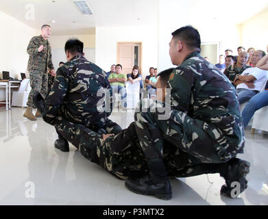 Des membres des forces armées des Philippines ont participé à un cours de base pour les premiers intervenants médicaux à l'hôpital du district d'Ormoc le 6 juillet 2016, faisant la démonstration des techniques appropriées de transport des blessés et d'urgence. L'engagement de trois jours entre les États-Unis et les Philippines a formé du personnel non médical aux premiers soins, à la manipulation des patients et à l'intervention d'urgence. Parmi les participants figuraient des membres de l'AFP, des officiers de la police nationale philippine, des responsables de la santé de la ville et le personnel de secours d'Ormoc City. Le programme a amélioré la préparation médicale et la coordination entre les organismes civils et militaires. Banque D'Images